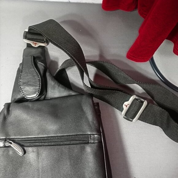 Travelon Black Crossbody Travel Bag Organizer Multi Zip Like New - Picture 4 of 12